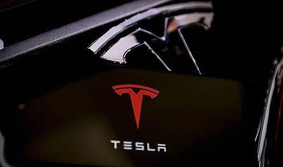 Sürücüsü uyuyan otopilot modundaki Tesla polisten kaçtı