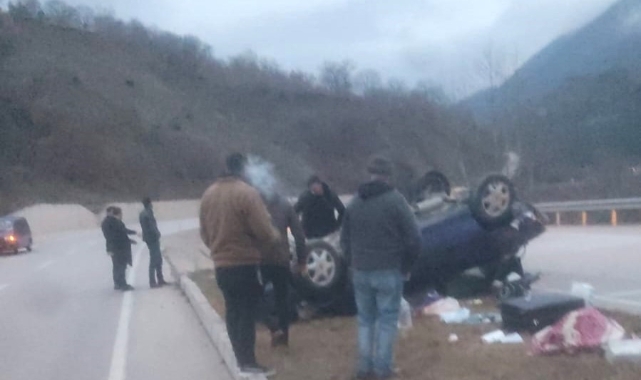 Takla atan otomobil refüje devrildi