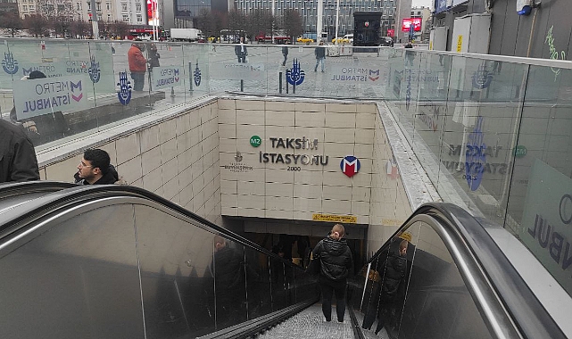 Taksim metrosunda yolcu raylara düştü!