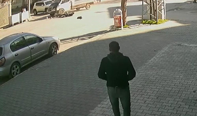 Talihsiz şahıs otomobilden kaçtı, kamyona çarptı