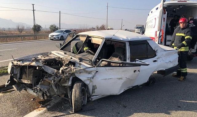 Tekeri kopan otomobil karşı şeride uçtu
