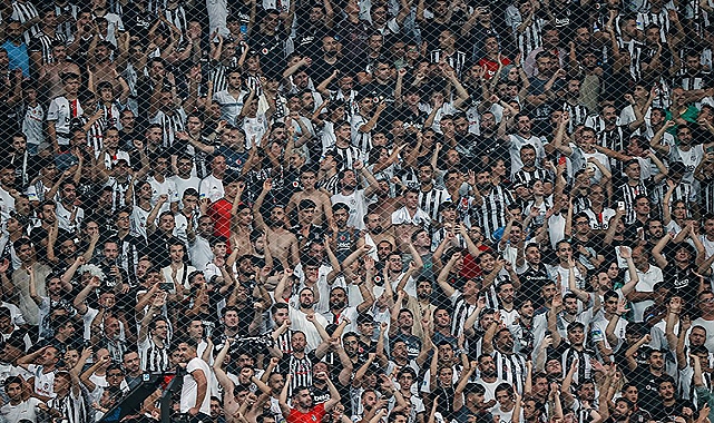 Tribünlerde Ozan Tufan protestosu