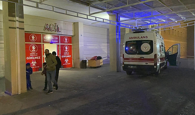 Tüfekle fotoğraf çekmek isteyen çocuk yanlışlıkla annesini vurdu