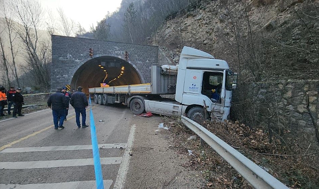 Tünel girişinde araç, TIR ile çarpıştı: 1 ölü 2 yaralı
