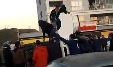Vatandaşlar sürücüyü kurtarmak için seferber oldu