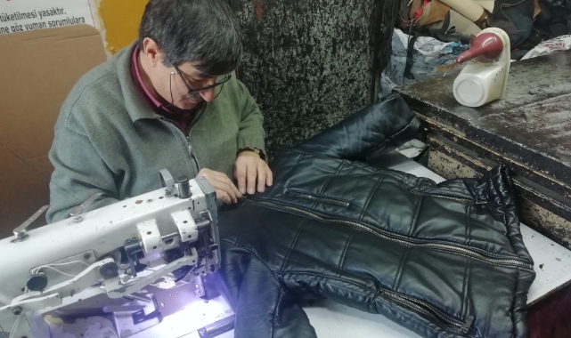 Yeni mont alamayan vatandaş eski olanı tamir ettiriyor