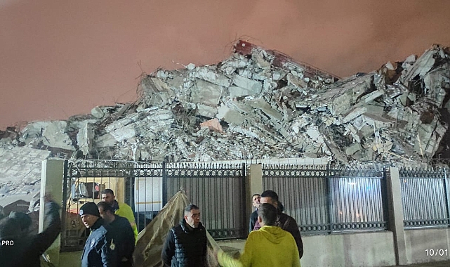 Yıkım aşamasındaki eski emniyet binası çöktü