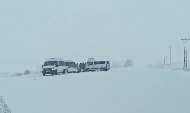Yol buz pistine döndü: Araçlar kafa kafaya çarpıştı