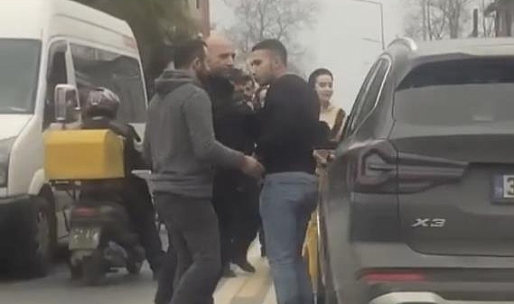 Yol verme kavgası: Aracın içinden tekme attı