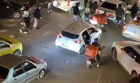 Yol verme kavgası: Sinirlerini araçlarından çıkarttılar