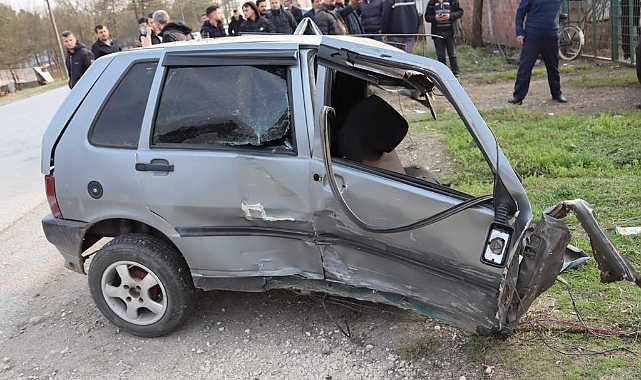 Yolcu durağına çarpan otomobil ikiye bölündü!