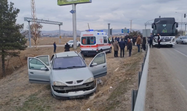 Yolcu otobüsü otomobile çarptı