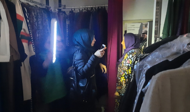 Zifiri karanlıkta fenerle alışveriş