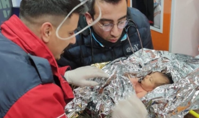 10 günlük bebek 90 saat sonra kurtarıldı
