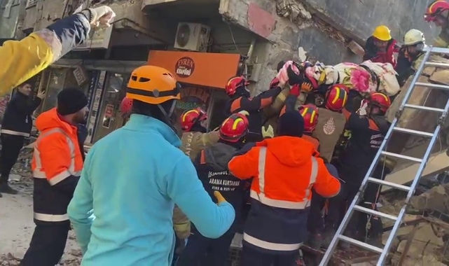 102 saat sonra... Baba ve kız göçük altından kurtarıldı
