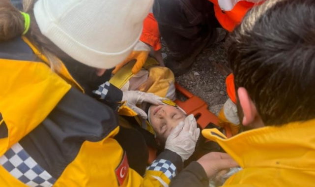 106 saat sonra gelen mucize: Anne ve bebeği sağ çıkartıldı