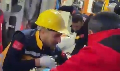 13 yaşındaki çocuk enkazdan sağ çıkartıldı