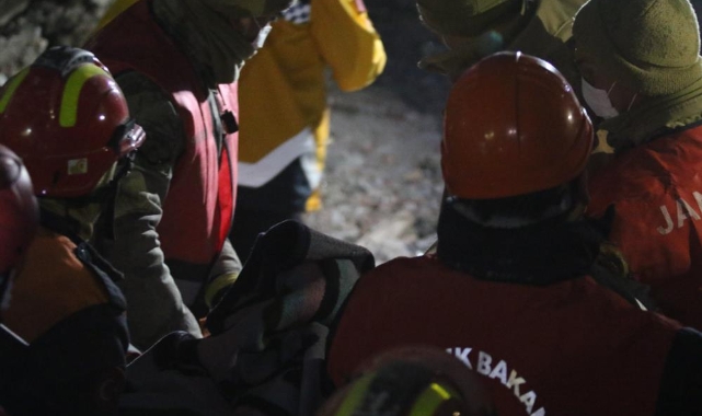 137 saat sonra enkaz altından çıkartıldı