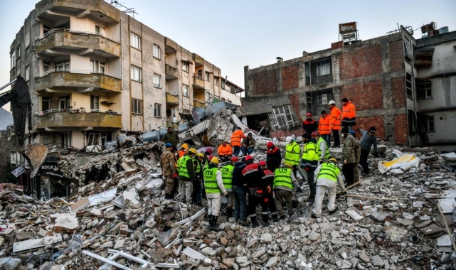 150 saat sonra 8 yaşındaki küçük kız enkazdan sağ olarak çıkarıldı