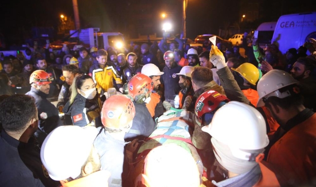 161'inci saatte bir mucize daha: 50 yaşındaki kadın kurtarıldı