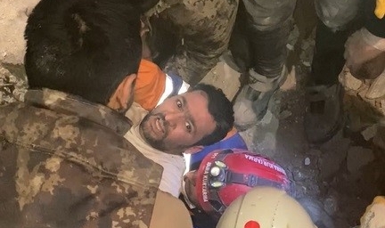 170'inci saatte inanılmaz kurtuluş: Enkazdan yürüyerek çıktı