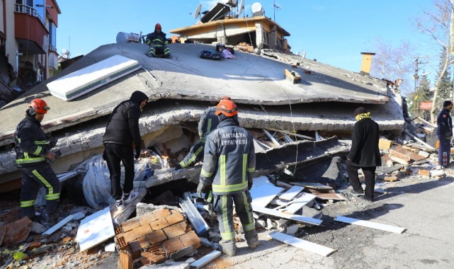 57 saat sonra bir vatandaş daha enkazdan sağ çıkarıldı