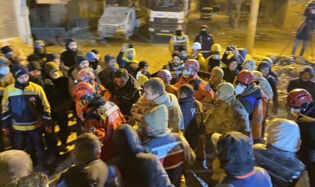 72 saat sonra bir kadın canlı olarak enkaz altından çıkartıldı