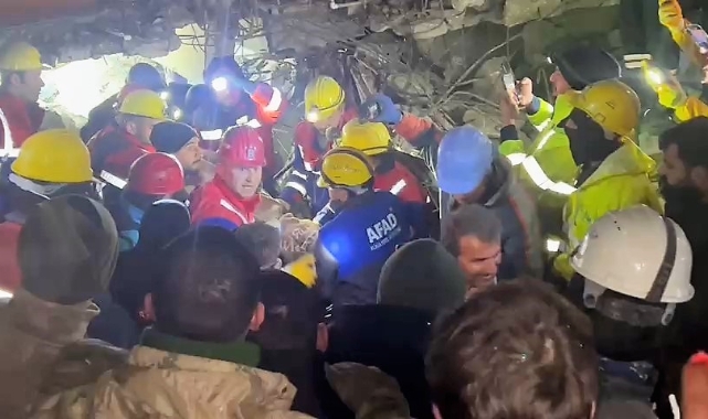 8 katlı binanın enkazından 70 saat sonra sağ kurtuldu