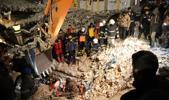 94 saat sonra enkaz altından yürüyerek çıktı!
