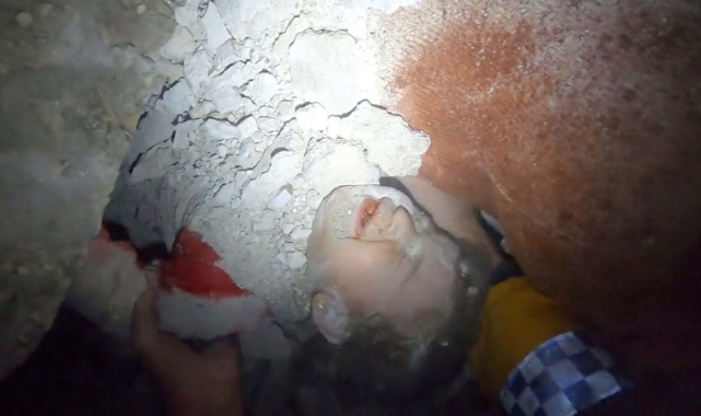 Ablasının siper olduğu bebek sağ çıkarıldı