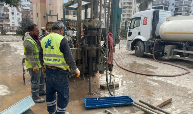 Adana'da yıkılan binaların zemininden örnekler alınıyor