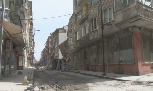 Ağır hasarlı bir bina daha kendiliğinden yıkıldı