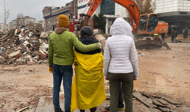 Ailesiyle 4. kattan zemine düşen daireden sağ kurtuldu