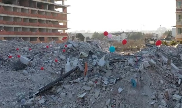 Anaokulunun enkazına balonlar bağlandı