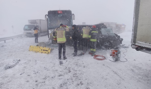 Ankara'da zincirleme kaza! 2 ölü 6 yaralı
