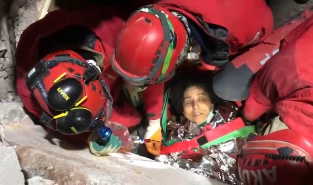 Anne oğul 2 saat arayla enkazdan kurtarıldı
