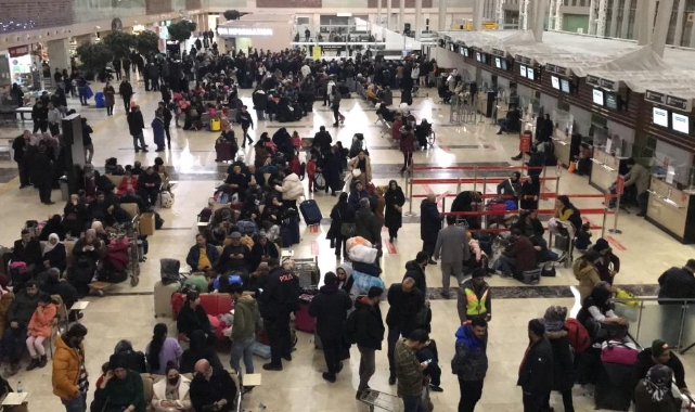 Asrın felaketi sonrasında vatandaşlar Elazığ Havalimanı'na akın etti