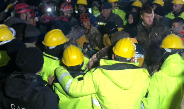 Asrın felaketinde umut sürüyor: 170. saatte enkaz altından çıkarıldı