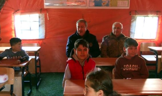 Bakan Akar'dan çadır kentte kurulan Mehmetçik Okuluna ziyaret