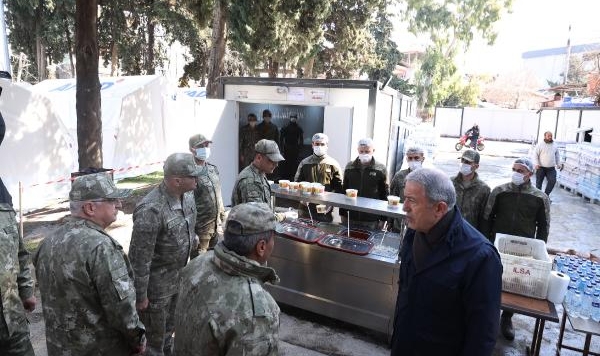 Bakan Akar'dan depremzedelere ziyaret