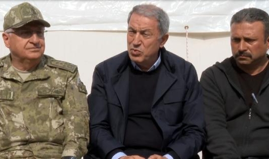 Bakan Akar'dan Mehmetçiğe tebrik ziyareti
