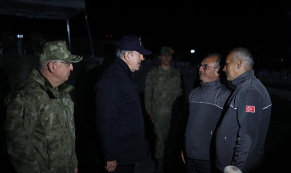 Bakan Akar, deprem bölgesinde