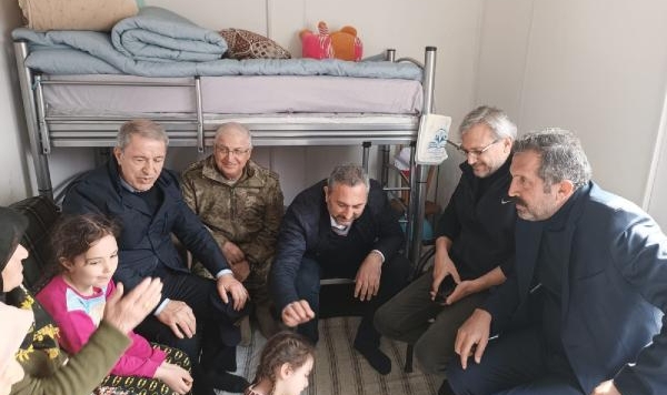 Bakan Akar, depremin vurduğu İslahiye ve Nurdağı'nı ziyaret etti