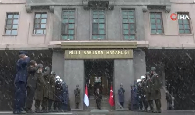 Bakan Akar, Endonezya Savunma Bakanı ile bir araya geldi