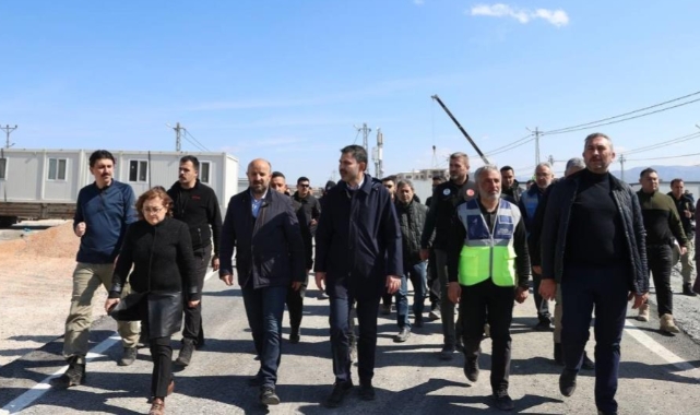 Bakan Kurum, konteyner kentte yaşayan depremzedeleri ziyaret etti