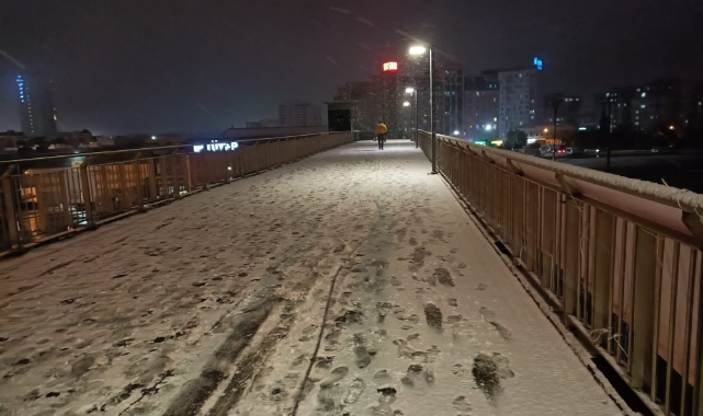 Beklenen kar İstanbul'a yağdı
