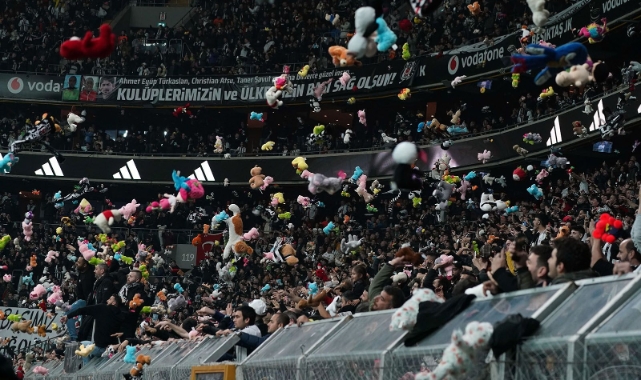 Beşiktaşlı taraftarlar sahaya oyuncak yağdırdı!