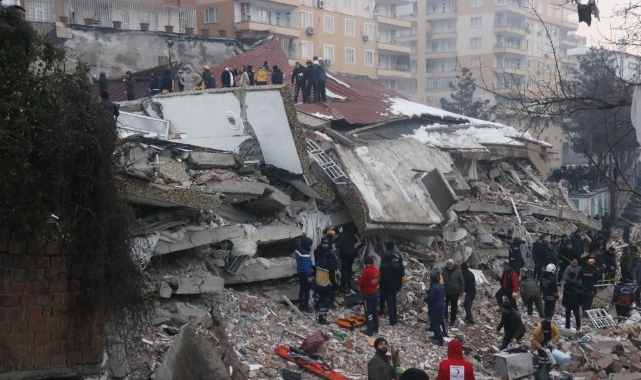 Bina enkazı gün ağarınca ortaya çıktı...