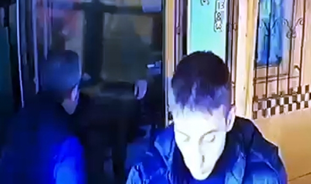 Bindiği taksinin ücretini ödemeyen yolcu şoföre saldırdı