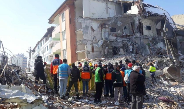 Bir gazetecinin deprem notları… “Öfkesini basına kustu”